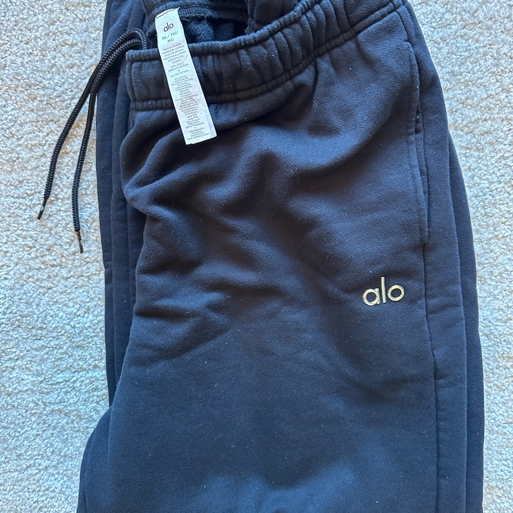 Men's Alo accolade sweatpants in XL.